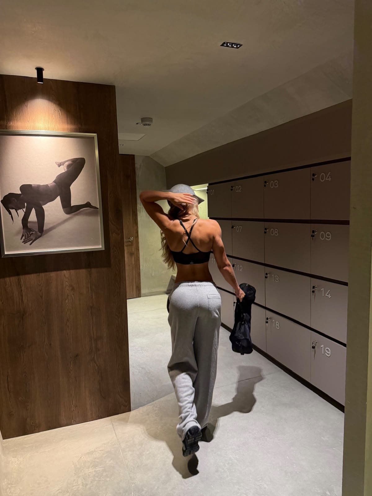 Clienta KNND caminando por los lockers del club